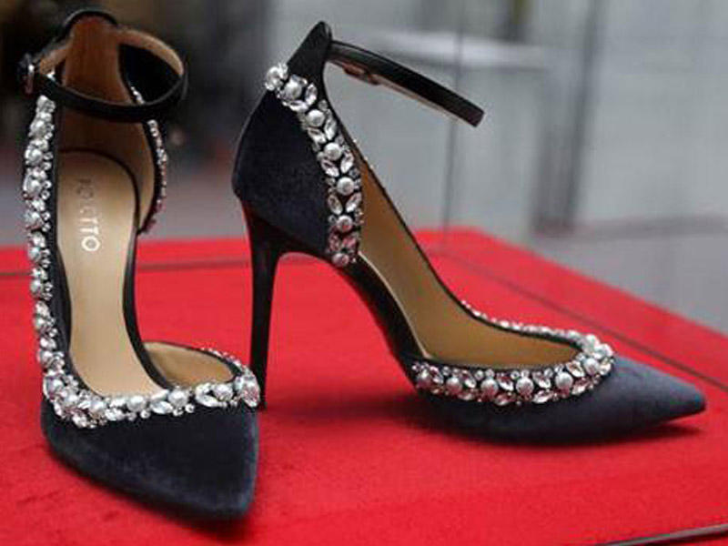 Müğənni 57 minə ayaqqabı aldı - FOTOLAR