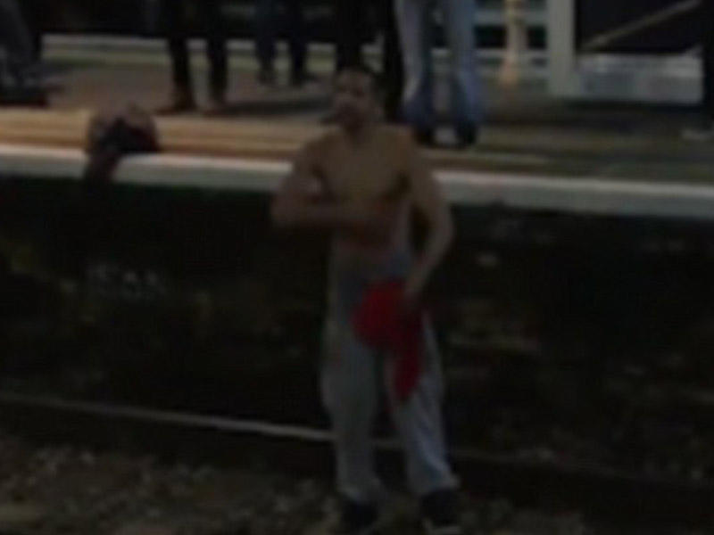 Qatarları saxladı, relslərin arasında rep dedi - VİDEO