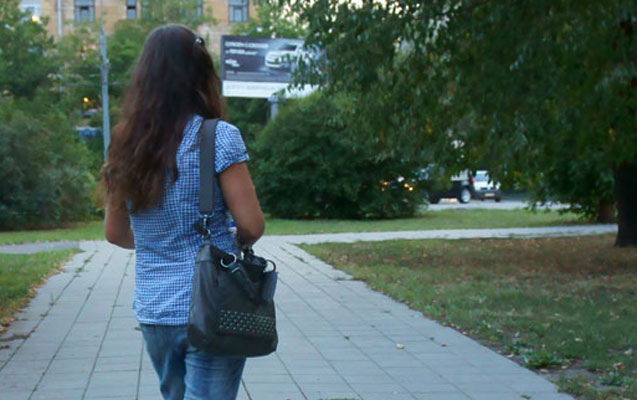 16 yaşlı qız itkin düşdü