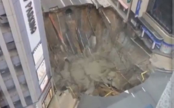 Yaponiyada yolun 30 metrə yaxın hissəsi çöküb — VİDEO