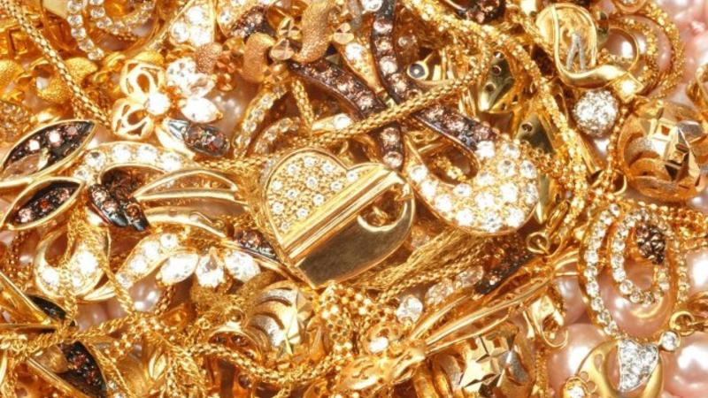 Dayə 80 min manatlıq qızıl oğurladı- BAKIDA