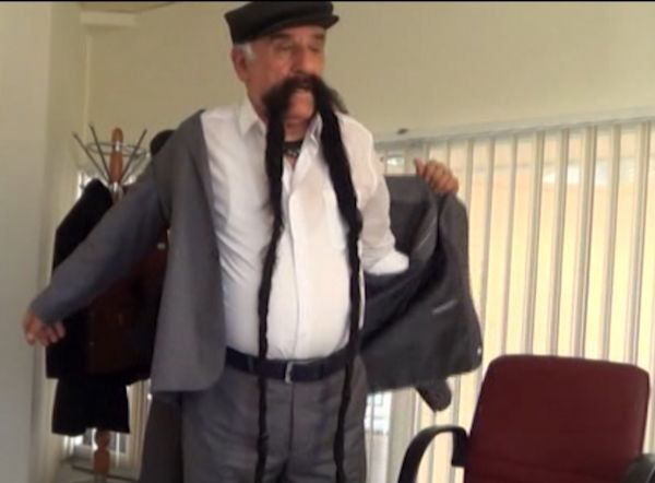 Bığ kəsməklə yox işi - bığı özündən uzun kişi - VİDEO