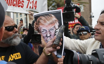 Kaliforniya və Oreqonu etraz aksiyası bürüdü - Trampı istəmirlər