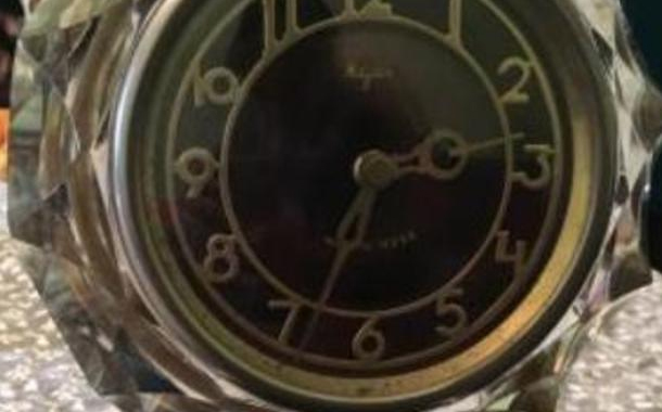 Bakıda köhnə saat qeyri-adi qiymətə satışa çıxarılıb