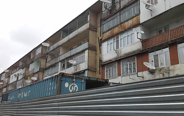 Bakıda fəhlə binadan yıxılaraq öldü