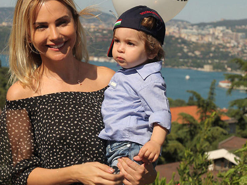 Aktrisa oğluna görə evini satır