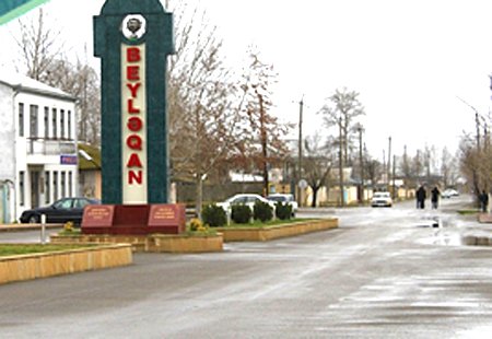 Beyləqanda Rəzalət: başçı tibb işçilərinə küçə süpürdür - FOTOLAR