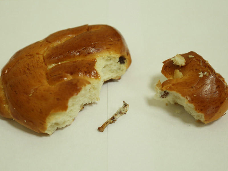 Aldığı şirniyyatın içindən taxta parçası çıxdı - FOTOLAR