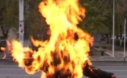 Ağdamda DƏHŞƏT: ər arvadını yandırdı