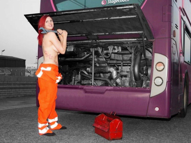 Xəstələrə dəstək olmaq üçün soyundular - FOTO