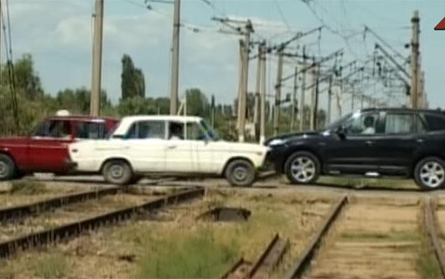 Bakıda maşın qatarla toqquşdu - Ölən var