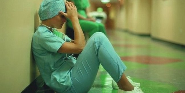 Səhiyyəmizdə növbəti RƏZALƏT: Həcixanım həkim əlil uşağın sırğalarını... - VİDEO