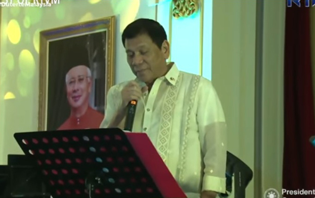 Prezident karaokedə oxudu - Video