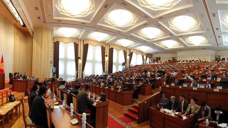 Parlamentdə biabırçılıq: nazir adi suallara cavab verə bilmir - VİDEO