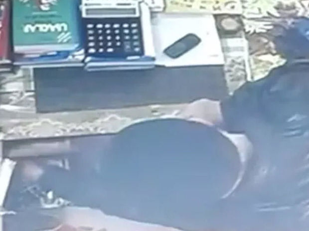 Bakıda qoca kişinin oğurluğu kameraya düşdü – VİDEO