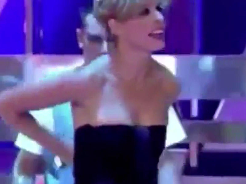 Paltarının ipləri açılan aktrisa verilişdə biabır oldu - 18+ VİDEO