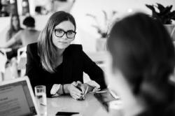 Erməni nazirin 24 yaşlı model müavini - FOTOLAR