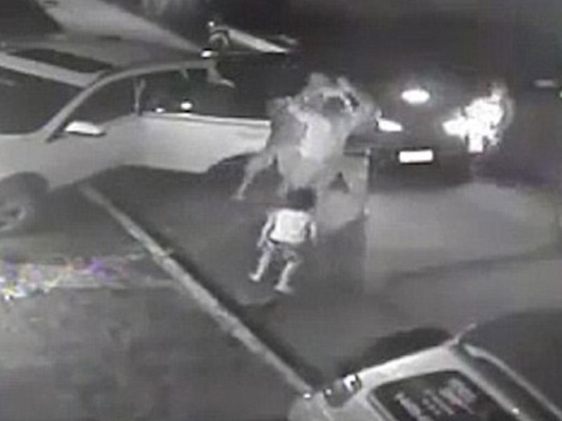 Şok kadrlar: uşağın gözü qarşısında atasını oğurladılar - VİDEO 