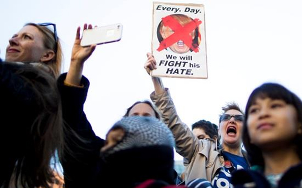 Trampın seçilməsinə etiraz edənlər Vaşinqtonun mərkəzi küçəsini bağladı
