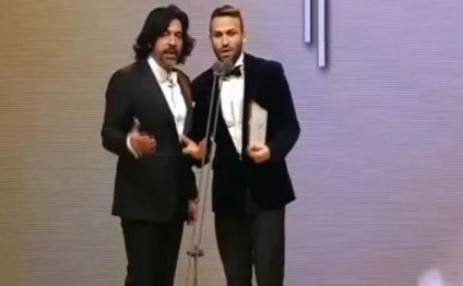 Tamaşaçı səhnəyə çıxdı, canlı yayım kəsildi - VİDEO