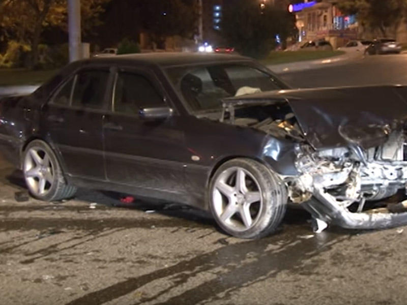 Paytaxtda qadın sürücünün səhvi 3 avtomobilin toqquşmasına səbəb oldu - VİDEO