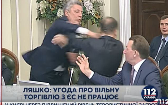 İki deputat əlbəyaxa oldu - Video