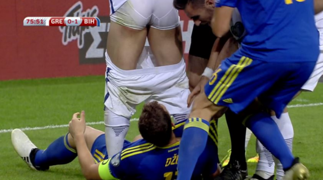 Tarixin ən ilginc qırmızı kartını aldı - FOTO + VİDEO