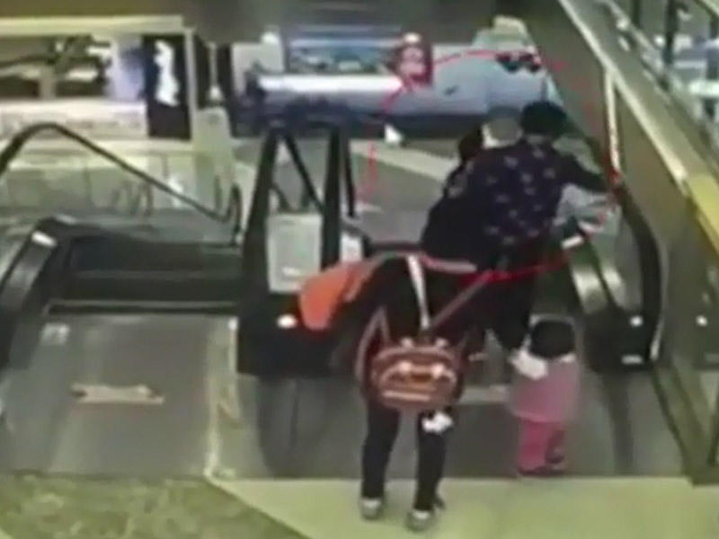 Ticarət mərkəzində dəhşətli anlar - Eskalator can aldı - VİDEO