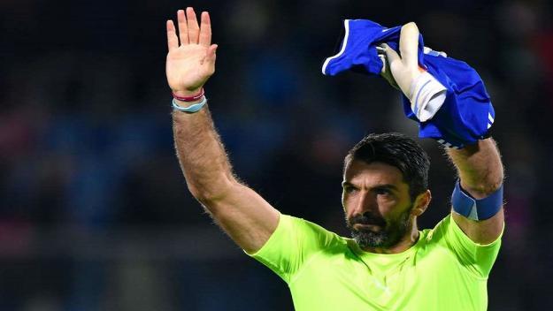 Buffon oyun zamanı avtoqraf verdi - Video