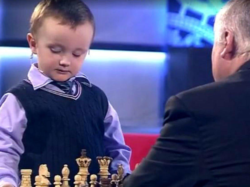 3 yaşlı oğlan şahmat əfsanəsinə qarşı - milyonlar heyrətləndi - VİDEO
