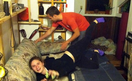 Köhnə divan aldılar, içindən 41 min dollar tapdılar - FOTOLAR