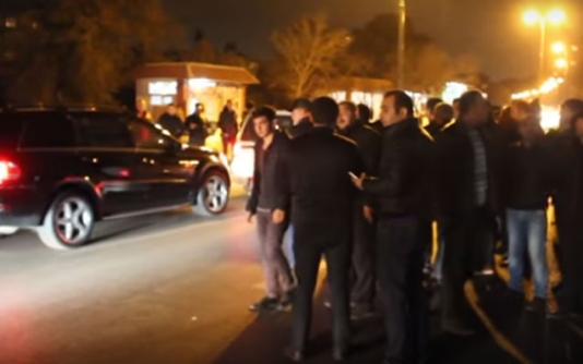 Bakıda məcburi köçkünlər yolu bağladılar - VİDEO