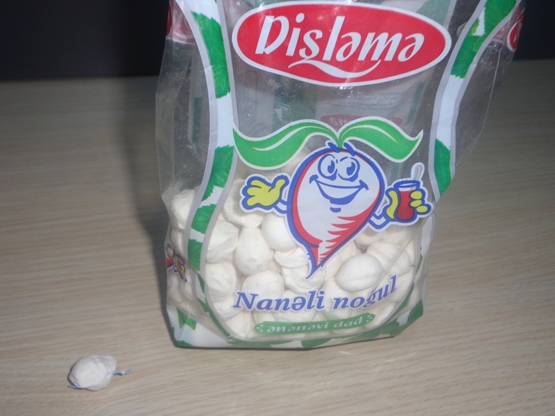 Uşaqlar üçün TƏHLÜKƏ: Bakıda şirniyyatın içindən görün nə çıxdı - FOTOLAR