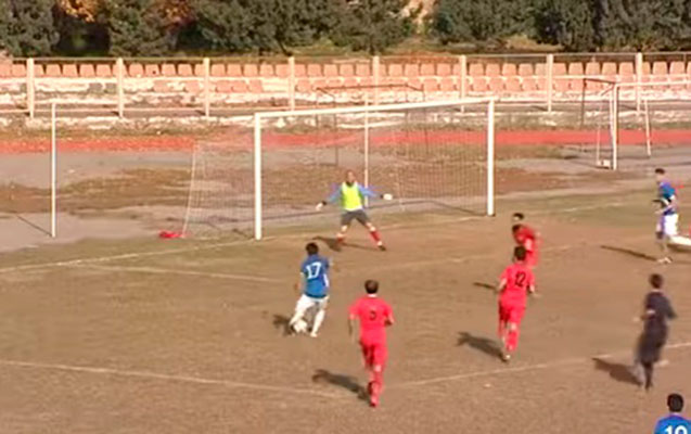 Azərbaycan futbolunda daha bir biabırçılıq - Futbolçu meydana tərlikdə çıxdı+Video