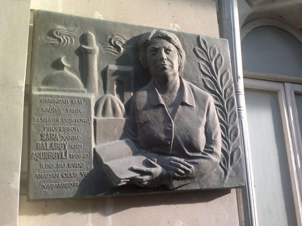 Bakıda binanın fasadından Sara Aşurbəylinin lövhəsini oğurladılar – FOTO