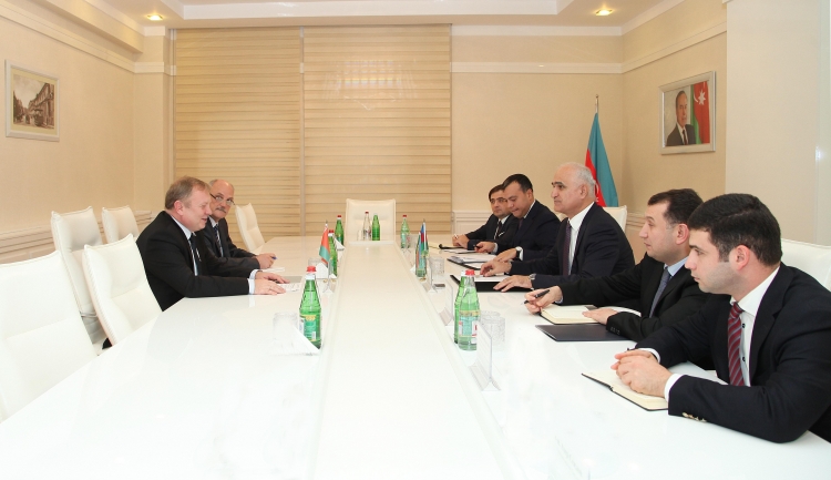 İqtisadiyyat naziri Belarus səfiri ilə görüşüb