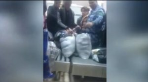 “Başımda 24 milyon şey var...” deyib qadınları söyən gömrük zabiti qovuldu - VİDEO