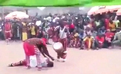 CADUGƏRİN GÜCÜ: İnsanın başını kəsdi, sonra birləşdirdi - VİDEO