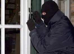 Bakının mərkəzində qadının mənzilinə basqın edilib