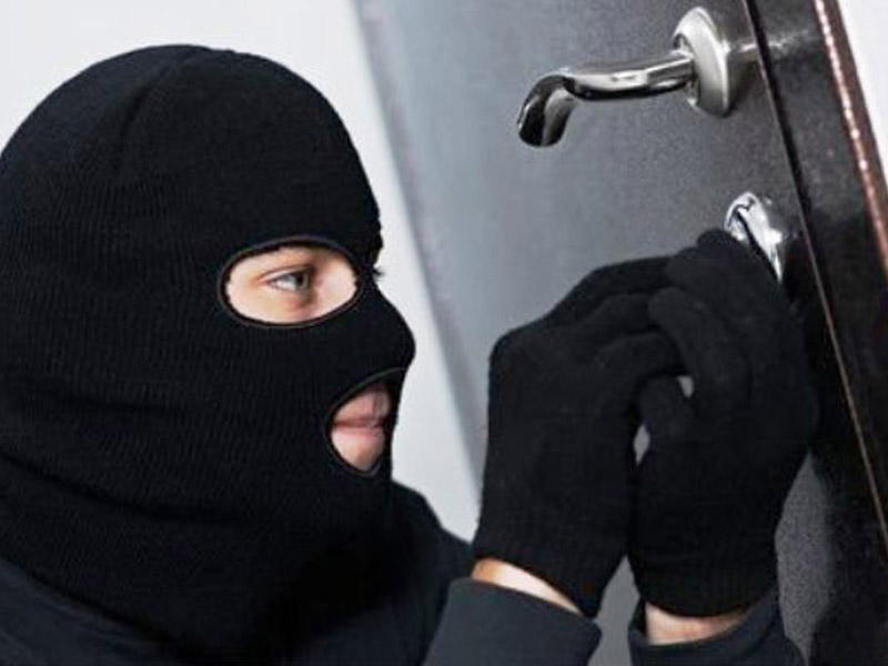 Yasa gedən ailənin evi yarıldı