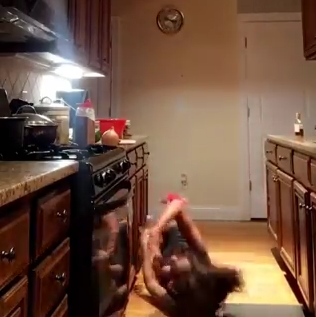 Gənc qız elə pərt oldu ki... - Oğlanlar çox güləcək - VİDEO