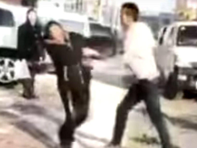 Küçənin ortasında valideynlərini döydü - VİDEO