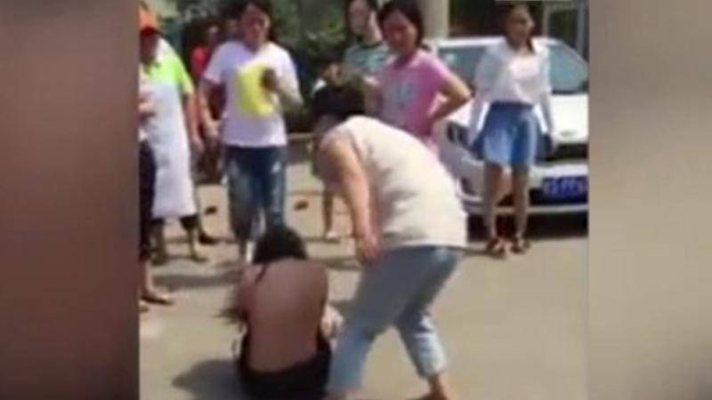 Ərinin məşuqəsini yerə çırpıb vəhşicəsinə döydü - VİDEO