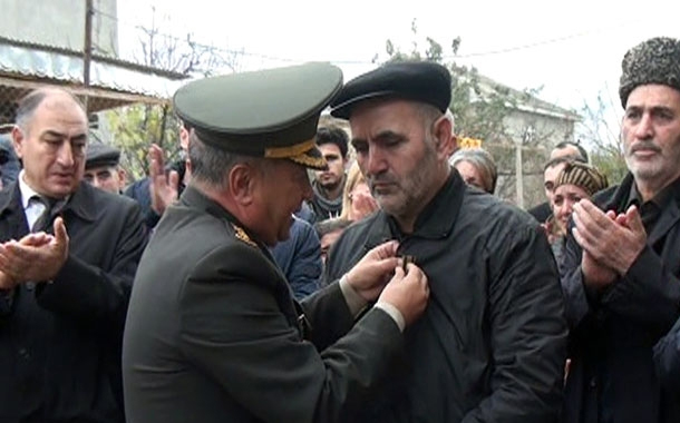 Şəhid gizirin medalı ailəsinə təqdim olundu — FOTO