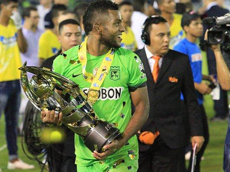 Azarkeş futbolçunu bıçaqlamaq istədi