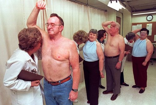 SOXULCAN YIĞAN, YASTIQ YUMRUQLAYAN, QOLTUQALTI IYLƏYƏN -DÜNYANIN ƏN QƏRIBƏ PEŞƏLƏRI