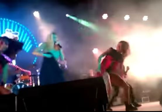 Səhnədə ətəyi açıldı, gülməkdən özünü saxlaya bilmədi … video