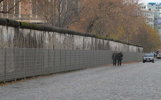 Münhendə almaniyalıları miqrantlardan ayıracaq divar tikilir — VİDEO