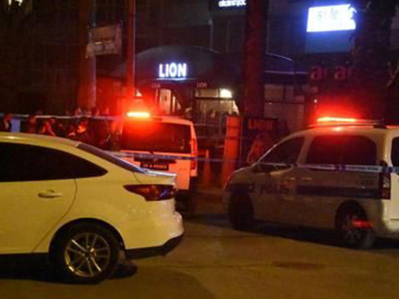 Gecə klubunda atışma: klub sahibi və polis güllələndi - VİDEO