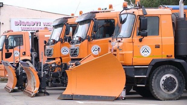 Yolları qardan təmizləmək üçün texnika saz vəziyyətə gətirilib – FOTO + VİDEO